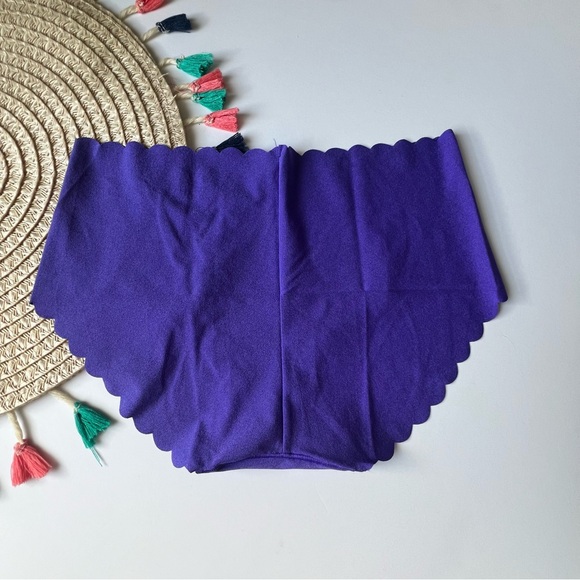 Victoria's Secret No Show Scallop Hiphugger Panty Purple Shock M NEW - Picture 2 of 6